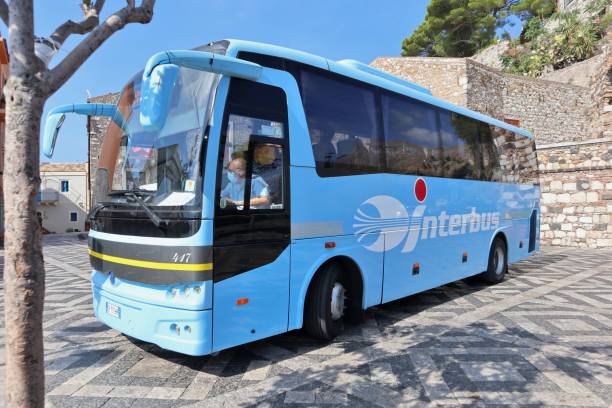 castelmola - bus urbain sur la place saint-antoine - damaged car photos et images de collection