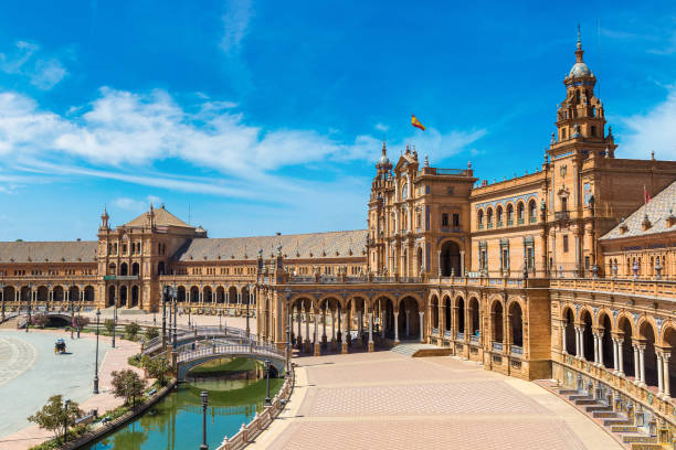 plaza de españa en sevilla - plaza de espana seville victorian architecture architectural styles fotografías e imágenes de stock