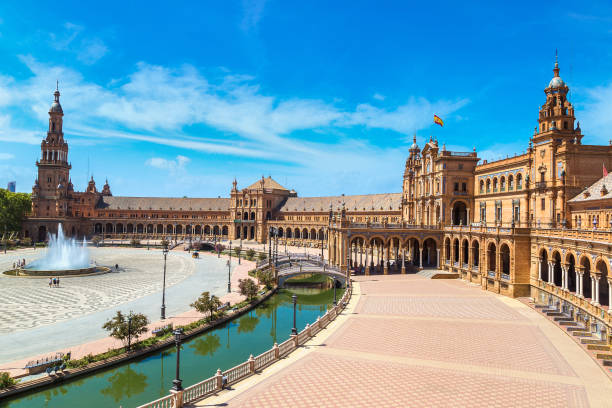 plaza de españa en sevilla - plaza de espana seville victorian architecture architectural styles fotografías e imágenes de stock