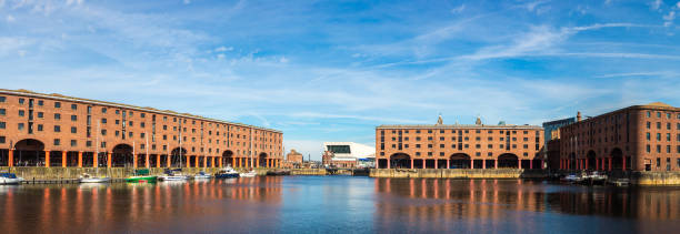 albert dock à liverpool - albert dock photos et images de collection