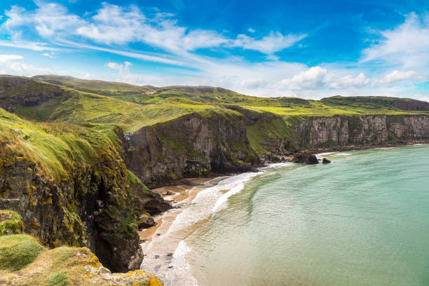 carrick-a-rede, costa de calzada - carrick a rede fotografías e imágenes de stock