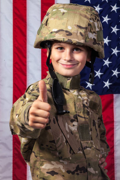 jovem vestido como um soldado com bandeira americana - child flag patriotism thumbs up - fotografias e filmes do acervo