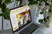 online-shopping-konzept-verwenden-von-laptop-farbfilter.jpg?b=1&s=170x170&k=20&c=7rz3xCakRpblDLzxce59Jeyhp5gxdOIsYotC5a23rrA=