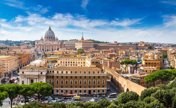 rom und basilika st. peter im vatikan - vatican stock-fotos und bilder