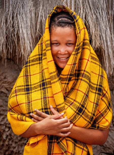 una joven bushman chica del kalahari central - khoikhoi woman fotografías e imágenes de stock