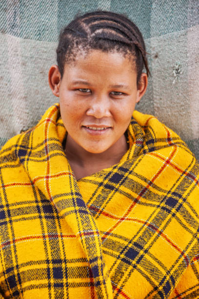 una joven bushman chica del kalahari central - khoikhoi woman fotografías e imágenes de stock