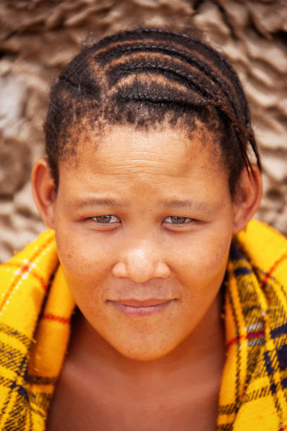 una joven bushman chica del kalahari central - khoikhoi woman fotografías e imágenes de stock