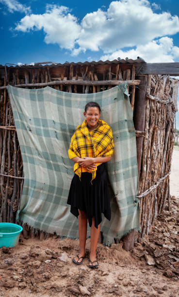 una joven bushman chica del kalahari central - khoikhoi woman fotografías e imágenes de stock