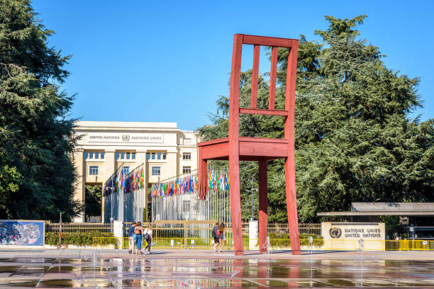 la sculpture « hèn » en face du palais des nations à genève, en suisse. - place mat photos et images de collection