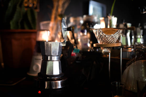 モカポットコーヒーからコーヒーを注ぐ。アジアのコーヒーショップ。 - cup coffee pot coffee coffee cup ストックフォトと画像