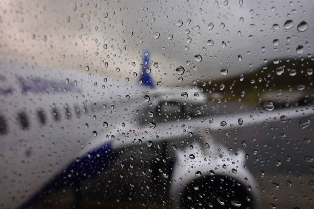aerei sotto la pioggia - runway airport rain wet foto e immagini stock