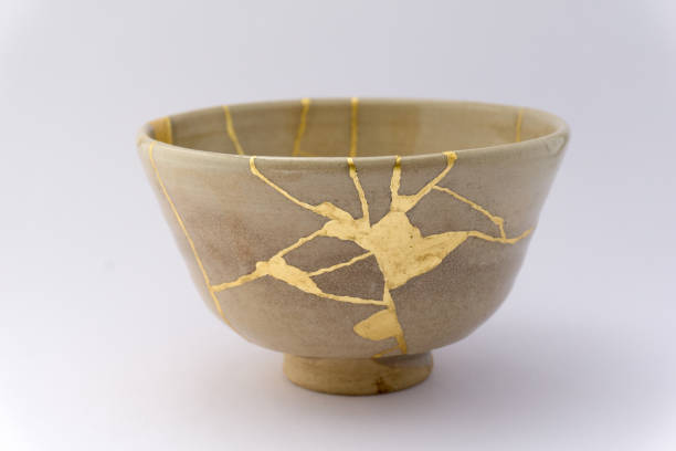 kintsugi tazón de cerámica antigua japonesa - italy nobody old single object fotografías e imágenes de stock