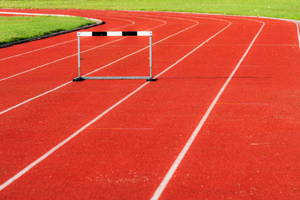 легкой атлетике препятствие - hurdle sports track track and field playing field стоковые фото и изображения