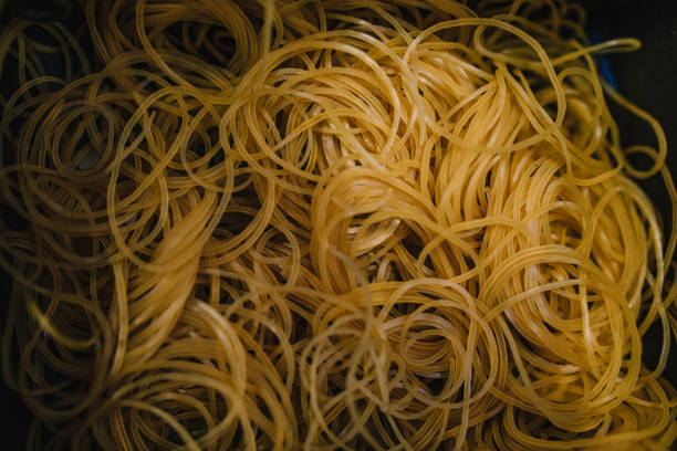 pile of brown rubber bands - flexibility rubber rubber band tangled imagens e fotografias de stock