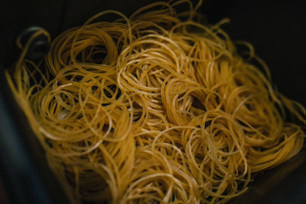 pile of brown rubber bands - flexibility rubber rubber band tangled imagens e fotografias de stock