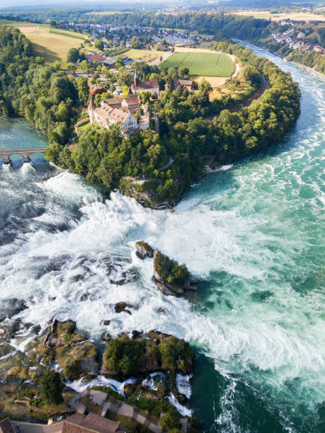 photographie aérienne avec drone des chutes du rhin avec le château de schloss laufen, suisse - rhine falls photos et images de collection