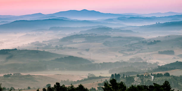 paesaggio nebbioso della toscana - tuscany italy sunrise rural scene foto e immagini stock