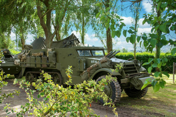 une demi-piste blindée de la seconde guerre mondiale - half tank photos et images de collection