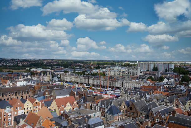 アラス市、フランスの建物の高角度ビュー - arras ストックフォトと画像