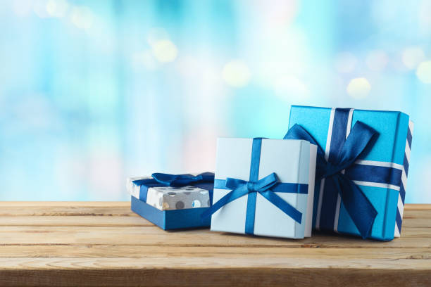 niebieskie pudełka na prezenty na drewnianym stole. boże narodzenie lub chanuka koncepcja obchodów. - gift blue christmas religious celebration zdjęcia i obrazy z banku zdjęć