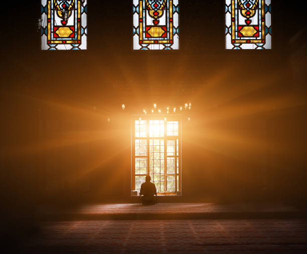 quran - holy book of muslims in the mosque - islam praying mosque ramadan imagens e fotografias de stock