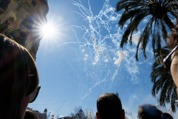 esplosione fuochi d'artificio nella piazza del municipio di valencia - spanish culture flash foto e immagini stock