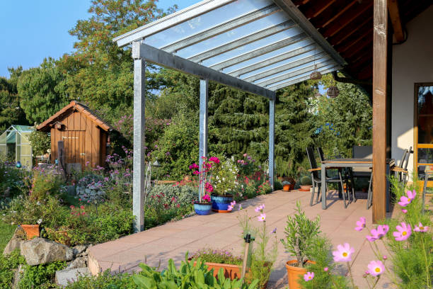 terrasse mit glasüberdachung und blick auf den garten - steel construction site construction glass stock-fotos und bilder