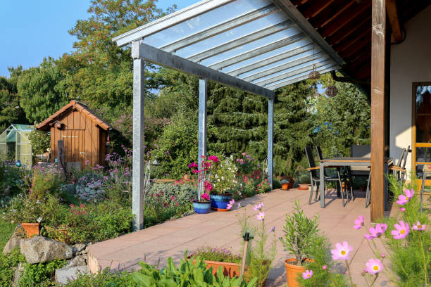 ガラス屋根のテラスと庭園の景色 - steel construction site construction glass ストックフォトと画像