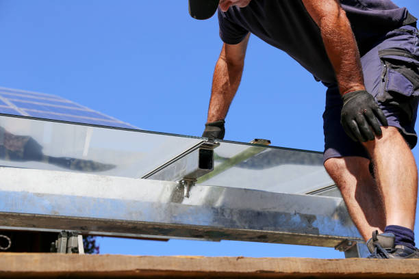 テラス用ガラス屋根の設置 - steel construction site construction glass ストックフォトと画像
