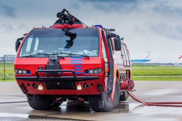 Grande camion dei pompieri all'aeroporto di Schiphol - foto stock