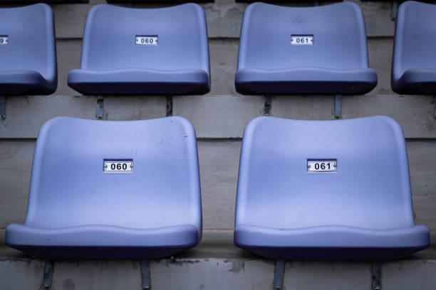 silla de asientos deportivos en fila / patrón de fondo. - bleachers stadium seat empty fotografías e imágenes de stock