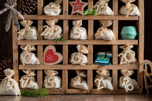 оригинальный календарь адвента на рождество с двадцатью четырьмя сумками - advent calendar christmas christmas present sack стоковые фото и изображения