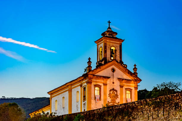 старая и историческая церковь xviii века с ее фасадом, освещенным в сумерках - aging process morning outdoors horizontal стоковые фото и изображения
