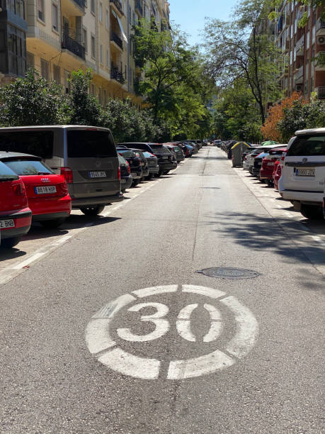 limite de vitesse de 30 kilomètres à l’heure dans cette rue - kilometers per hour photos et images de collection