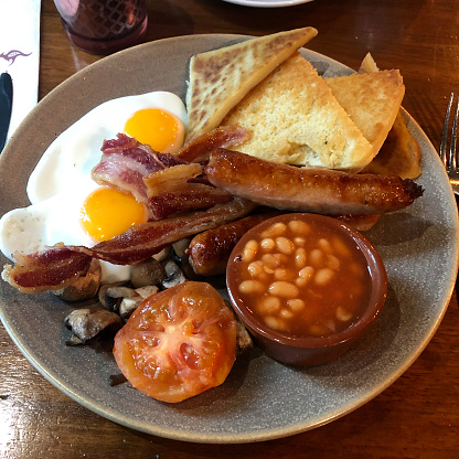 Ulster Fry is a classic Northern Irish breakfast. With bacon, egg, bratwurst, toast and beans it really fills you up.