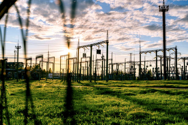 高電圧送電線と変圧器を備えた配電変電所、夕暮れ時、送電塔 - nuclear power station california nuclear energy power station ストックフォトと画像