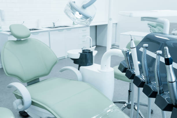 zahnarztstuhl und ausrüstung. patientenempfangsraum in einem modernen medizinischen zentrum. - zahnarztpraxis stock-fotos und bilder