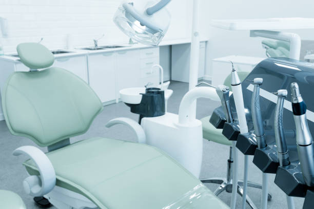 silla dental y equipo. sala de recepción de pacientes en un moderno centro médico. - dentists chair dentist office clinic nobody fotografías e imágenes de stock