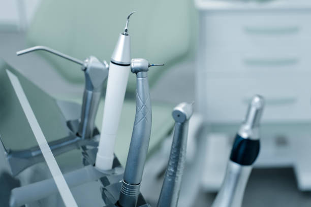 zahnbohrer und werkzeuge in zahnarztpraxis, zahnpflege - dental hygiene dentist office dental drill handpiece stock-fotos und bilder