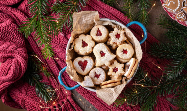 linzer weihnachtsplätzchen gefüllt mit marmelade im blauen topf - cookie heart shape shortbread christmas stock-fotos und bilder