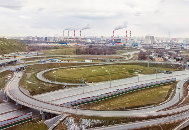 luftbild expressway verkehr verkehr mehrspurige autobahnen straße mit brücke und fahrzeugbewegung logistisches konzept - driving industry land vehicle multiple lane highway stock-fotos und bilder