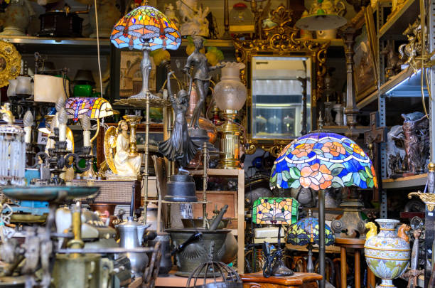 barcelona, españa - 09 de mayo de 2018. tienda de concesionarios antiquary en barcelona. - anticuario anticuado fotografías e imágenes de stock