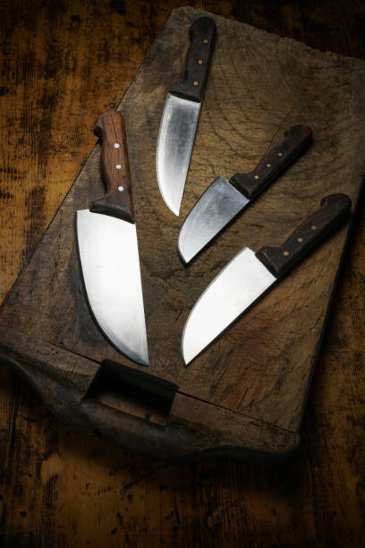 кухонные ножи на деревянной разделоченной доске - domestic kitchen pattern old scratched стоковые фото и изображения