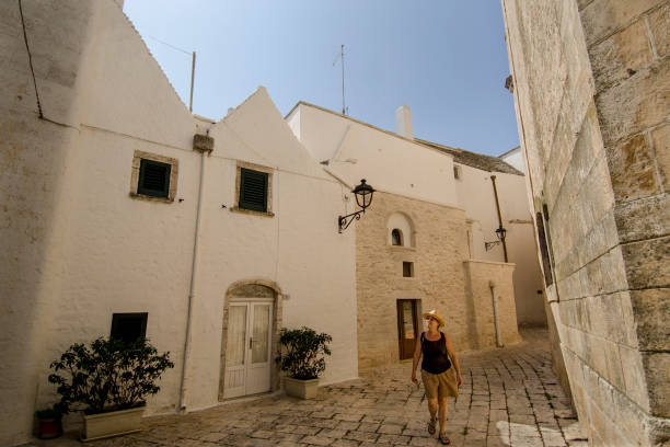 pueblo de locorotondo - southern belle fotografías e imágenes de stock