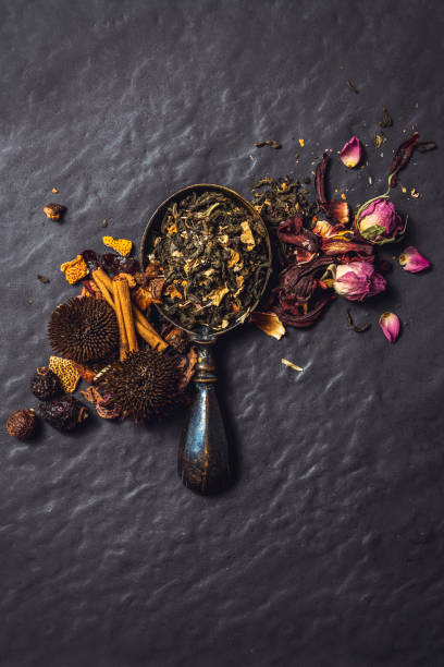 cucchiaio di miscela di tè - dry tea foto e immagini stock