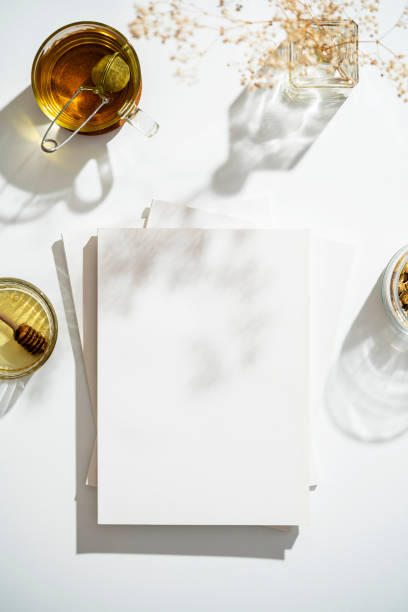 magazyn okładka makiety, szablon na stole z filiżanką herbaty ziołowej - glass tea herbal tea cup zdjęcia i obrazy z banku zdjęć