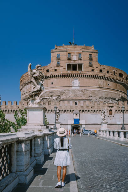 castel sant'angelo all'alba a roma - rome italy skyline castel santangelo foto e immagini stock