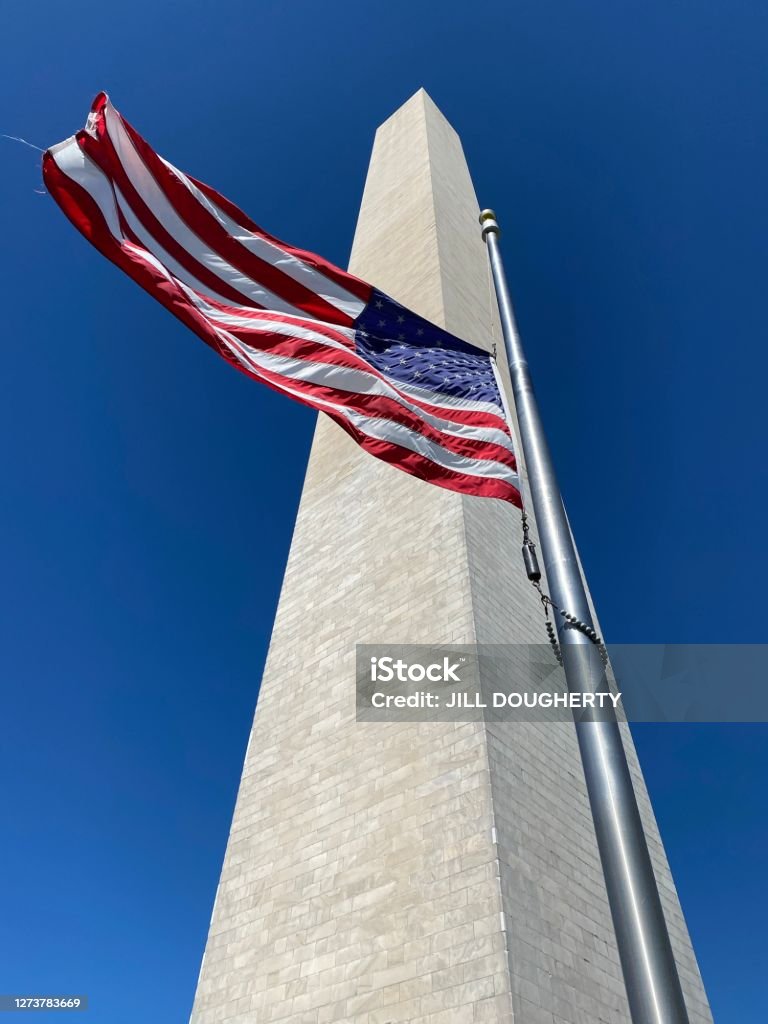 Flaga na Washington Monument/Ginsburg - Zbiór zdjęć royalty-free (Amerykańska flaga)