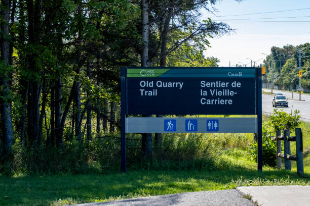 old quarry trail in stony swamp, ottawa - ncc imagens e fotografias de stock