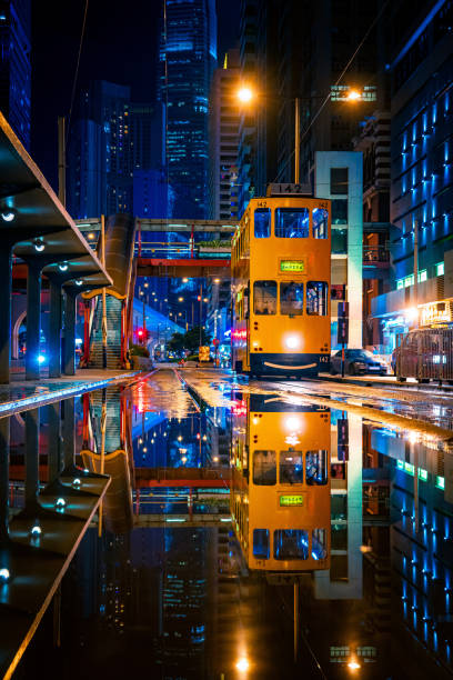 escena de la calle de hong kong en el camino del tranvía de sheung wan - nightlife city night rain fotografías e imágenes de stock